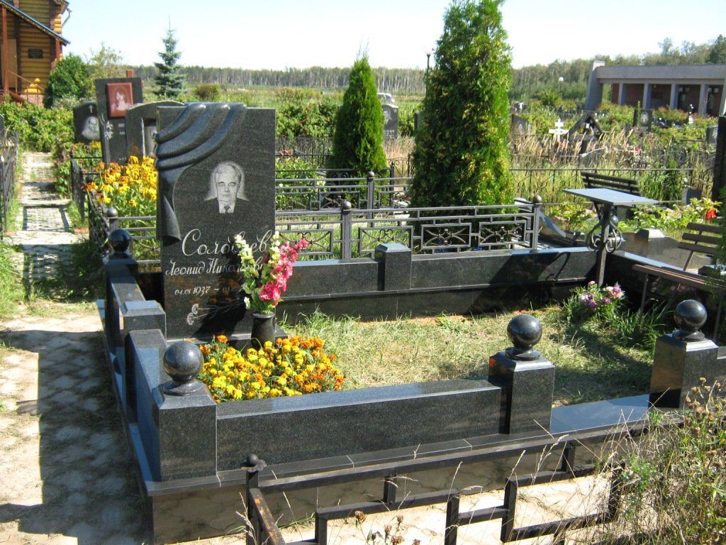 Благоустройство могил на кладбище