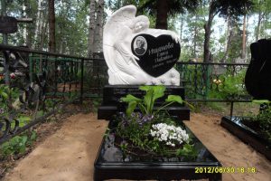 Памятник из литьевого мрамора Ангел с сердцем