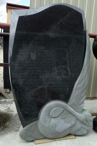 Памятник из гранита габбро-диабаз С лебедем