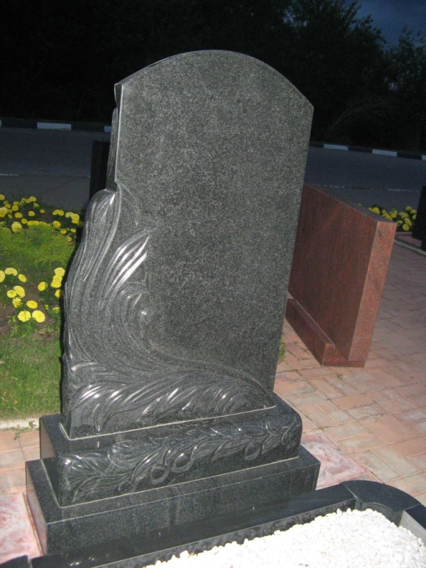 Памятник из гранита габбро-диабаз Лепесток